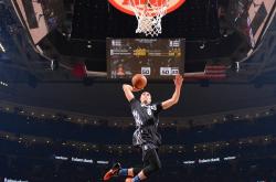 跨界震撼：库里重返赛场，最后时刻胜出首场状态出色，拜仁观众沸腾！全场沸腾不已